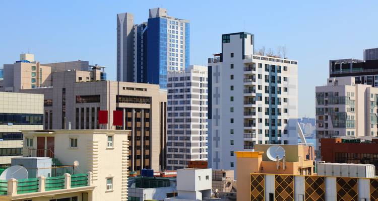 Horizonte moderno con varios edificios bajo un cielo despejado.