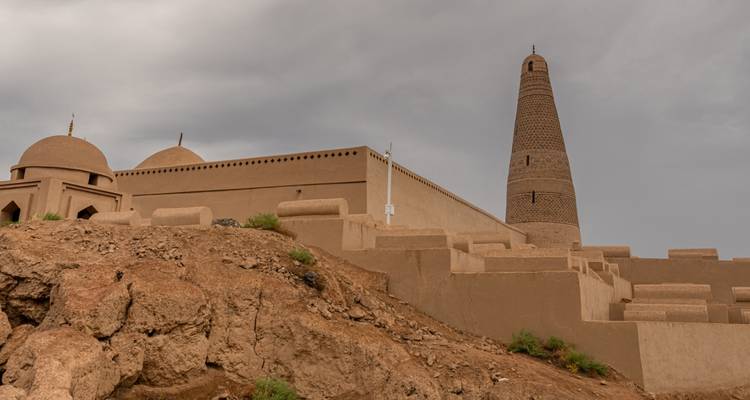 Estructura histórica de mezquita o torre contra un cielo nublado.