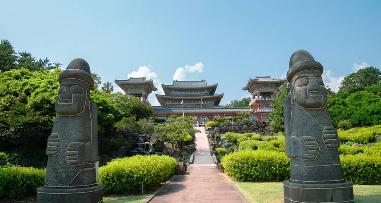 Ingang van gebouw op Jeju-eiland met traditionele stenen beelden.