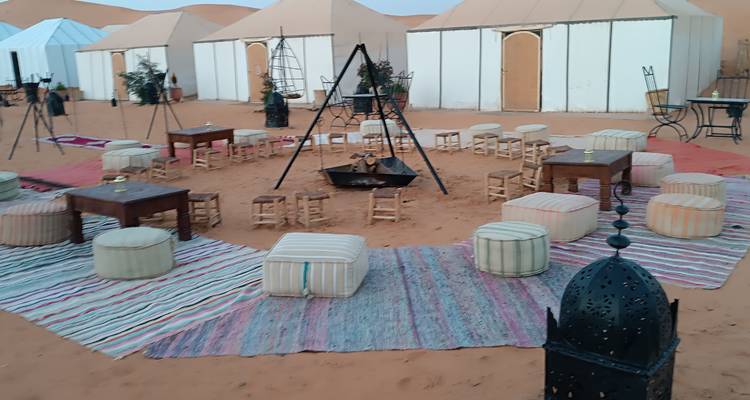 Woestijnkamp opstelling met zitarrangementen and tenten.