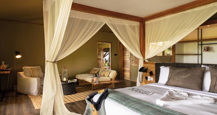 Luxe tent met hemelbed en uitnodigende inrichting.