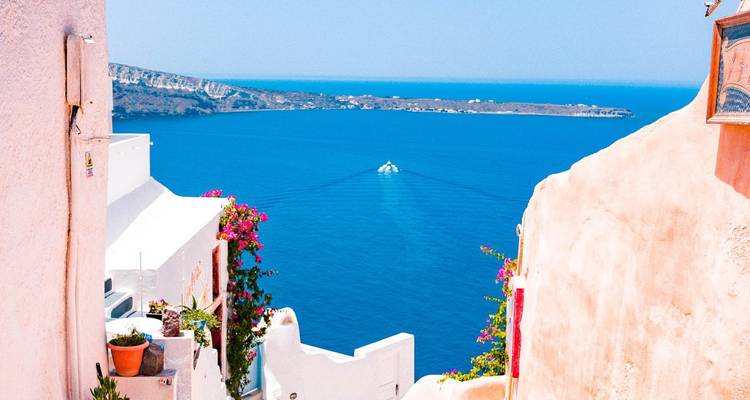 Une scène côtière vibrante avec des bâtiments et des fleurs aux couleurs vives.