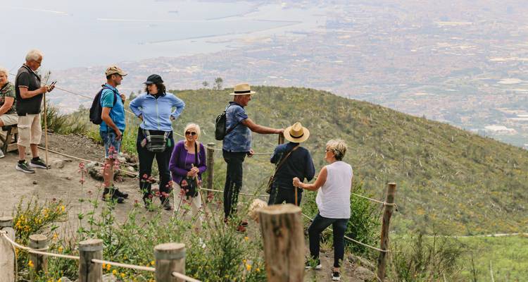 Des gens profitant d'une vue depuis un sentier de randonnée sur une montagne.