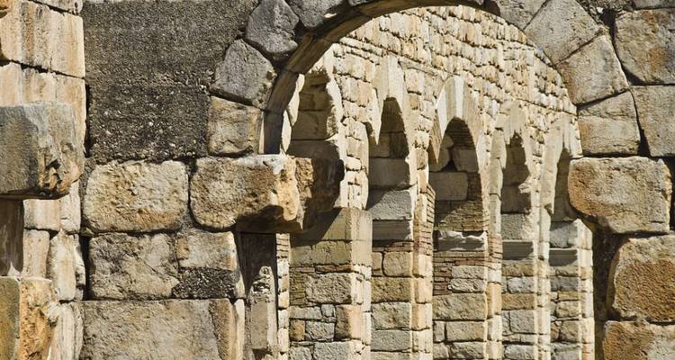 Gros plan d'arcs de pierre en ruines.