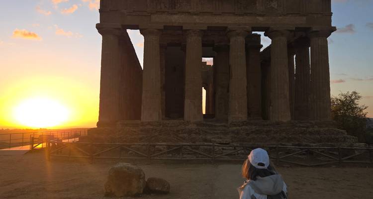 Ein Reisender beobachtet den Sonnenuntergang hinter dem antiken Tempel der Concordia im Tal der Tempel, Agrigent