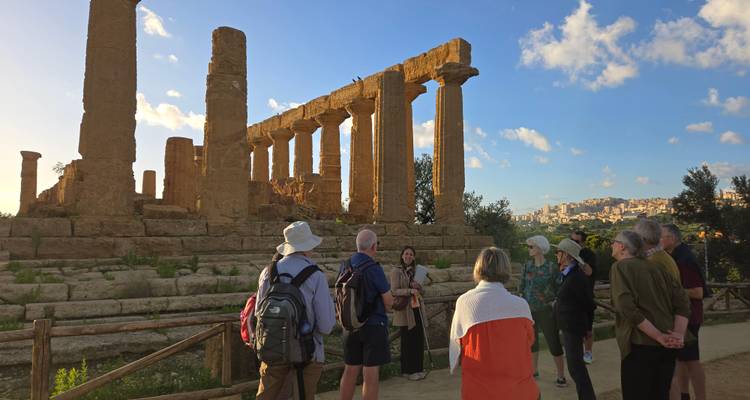 Eine Führungsgruppe steht vor den imposanten Ruinen des Tempels der Juno im Tal der Tempel von Agrigento
