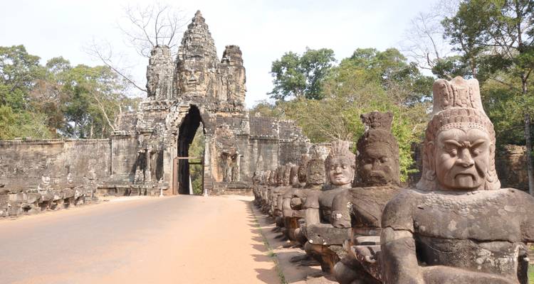 Chaussée avec des statues de pierre menant à la porte d'Angkor Thom.