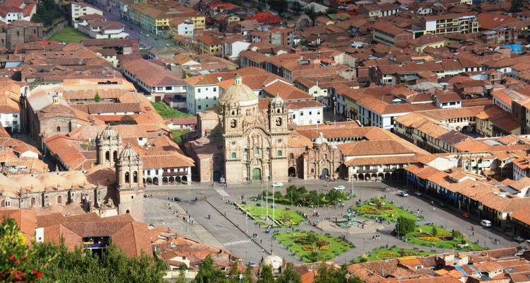 Vue aérienne d'une place animée de la ville de Cusco.