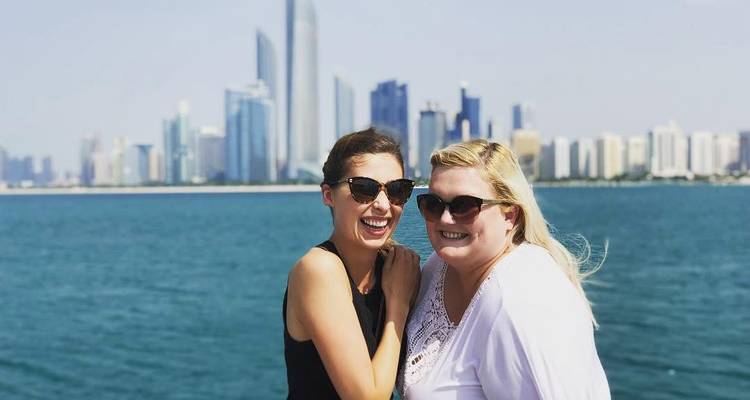 Deux femmes posant devant un horizon urbain.
