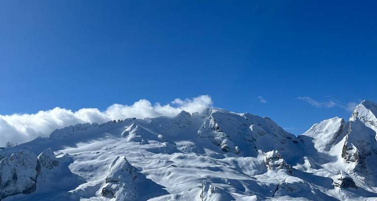 Montagnes couvertes de neige sous un ciel bleu dégagé.
