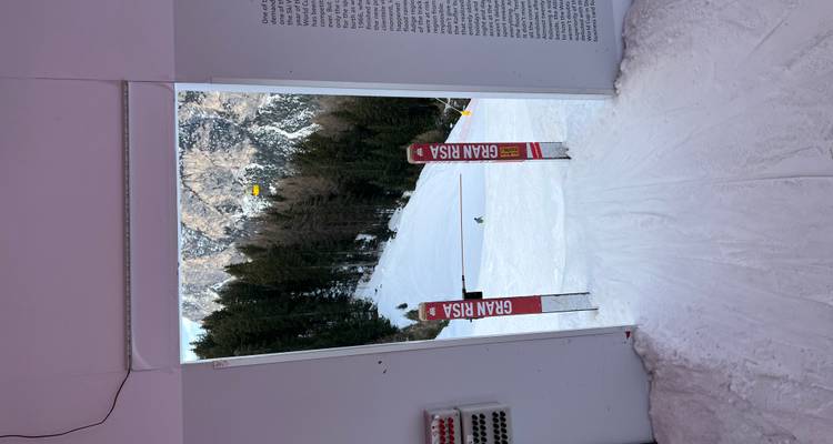 Vue d'une piste de ski enneigée depuis l'intérieur d'un bâtiment.