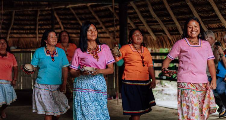 Femmes en robes traditionnelles colorées qui dansent.