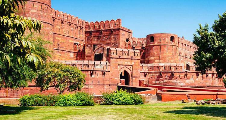 Fort historique aux murs de grès rouge