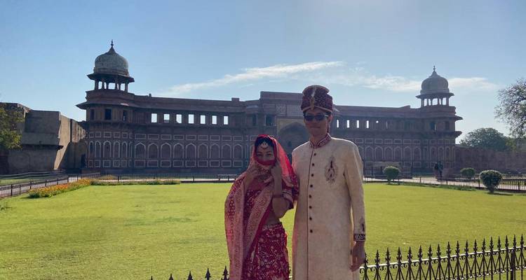 Couple vêtu d'habits traditionnels devant un fort