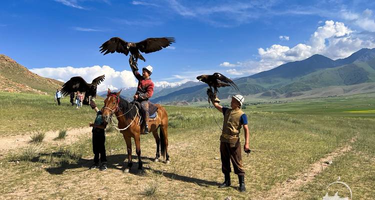 Chasseurs d'aigles à cheval dans un paysage immense.