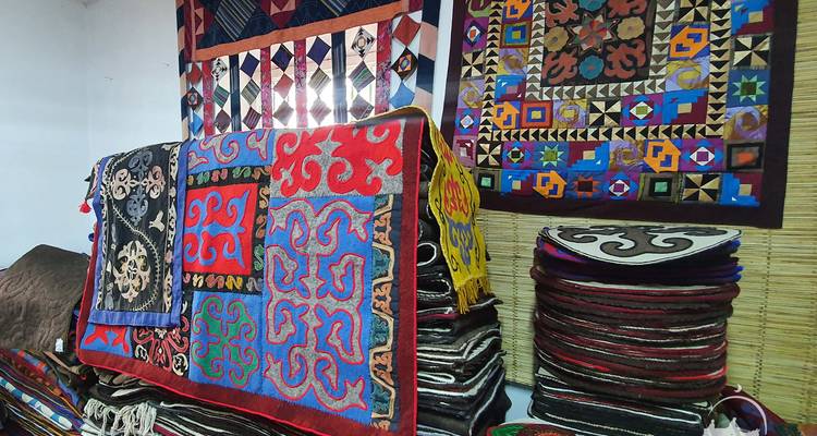 Textiles colorés exposés dans l'intérieur d'une boutique.