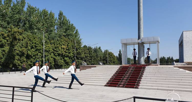 Cérémonie de la relève de la garde devant un monument.
