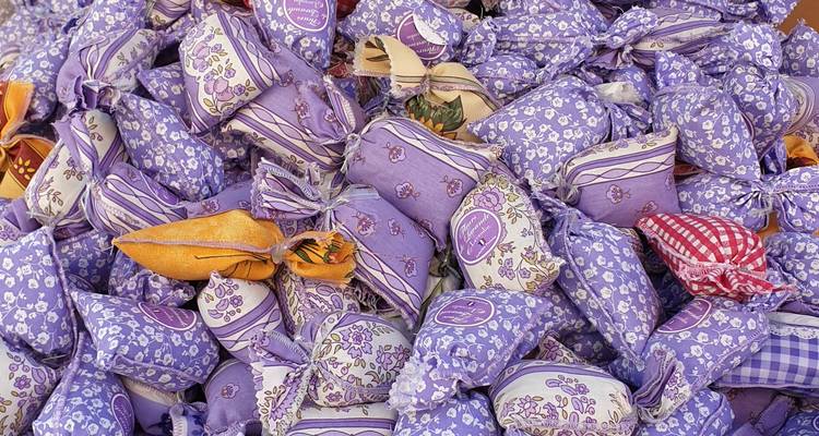 Sachets de lavande dans différents motifs et couleurs disposés ensemble.