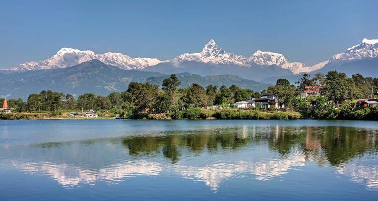 Meer met bergspiegelingen en een uitzicht op Machapuchare.