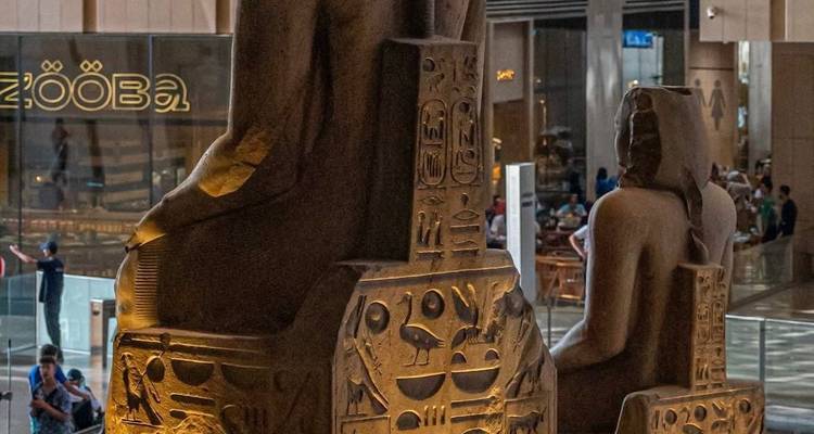 Estatuas del antiguo Egipto exhibidas dentro del museo.