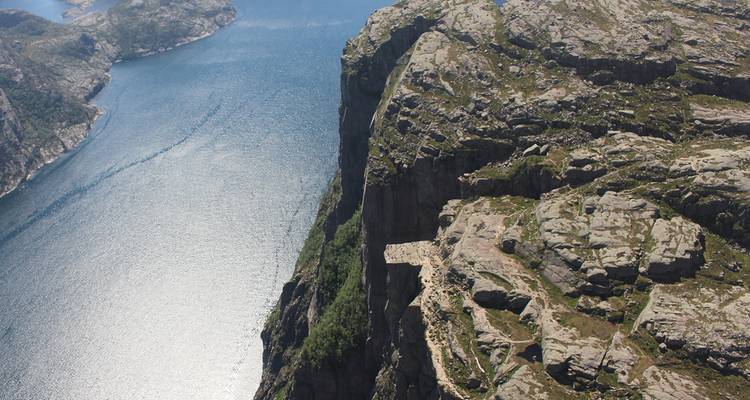 Vista aérea del Preikestolen (Roca del Púlpito) con el fiordo abajo.