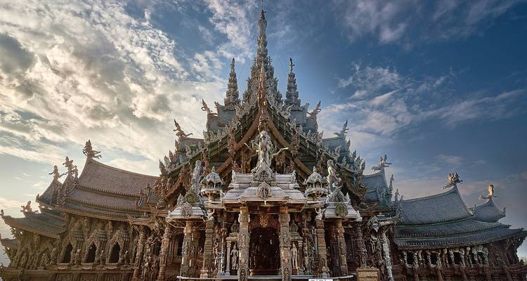 Kunstvoll geschnitzter Tempel mit dramatischem Himmel.
