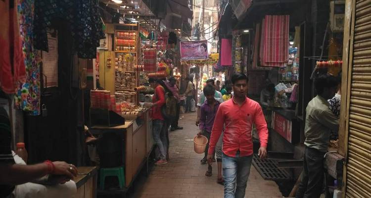 Een smalle marktstraat met verschillende winkels.