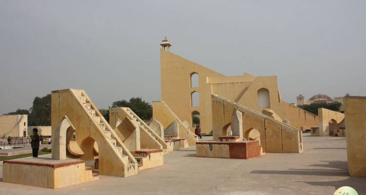 Een groot astronomisch observatorium met unieke structuren.