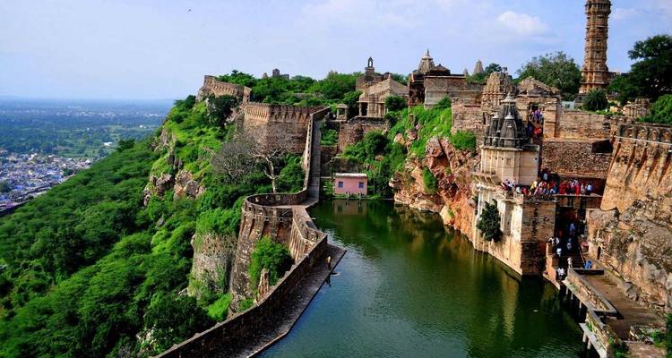 Een fort gebouwd op een rotsachtige heuvel met een meer in de buurt.