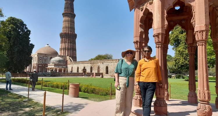 Des touristes posant devant le Qutub Minar à Delhi.