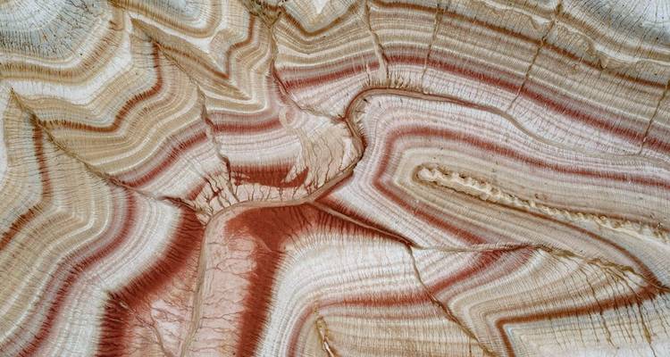 Primer plano de capas geológicas con patrones en formaciones rocosas.