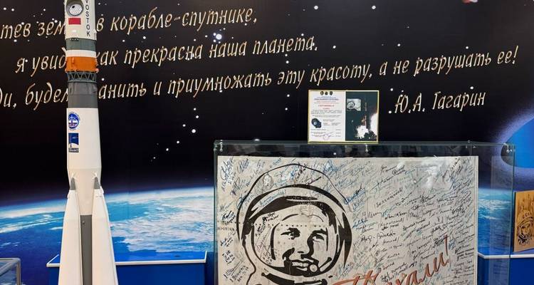 Exposición con modelo de nave espacial y exhibición firmada.