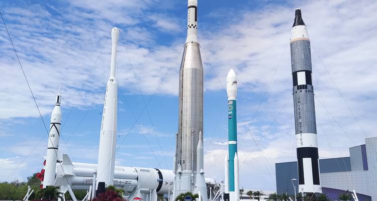 Fusées exposées dans un centre spatial sous un ciel dégagé.