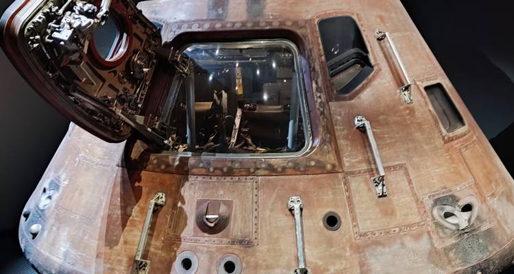 Capsule spatiale exposée avec intérieur visible.