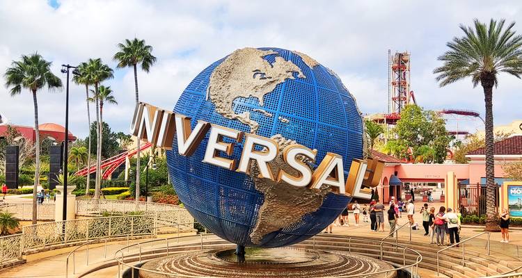 Globe universel à l'entrée d'un parc à thème pendant la journée.