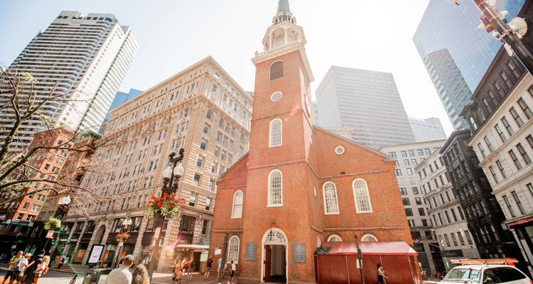 Une église historique dans un environnement urbain moderne pendant la journée.