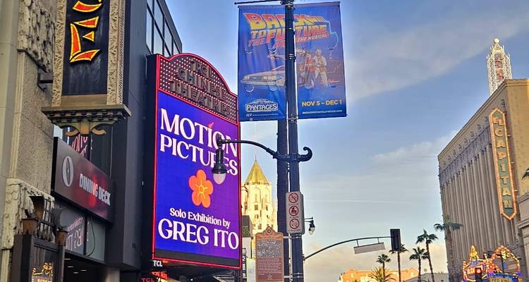 Vue de rue avec des enseignes de cinéma, y compris le El Capitan Theatre.