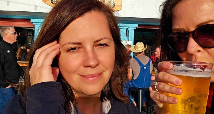 Deux femmes savourant des boissons dans un cadre social.