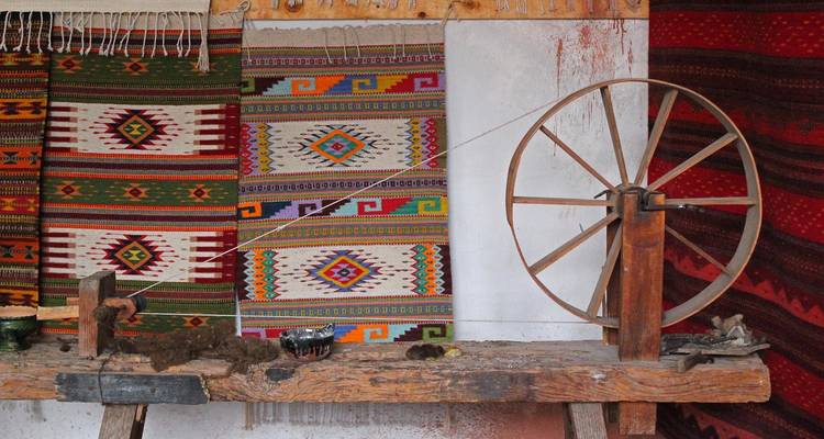 Traditionele weefgetouw met kleurrijke textiel