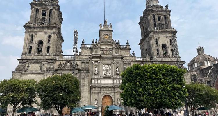 Grote kathedraal met twee torens op een stadsplein