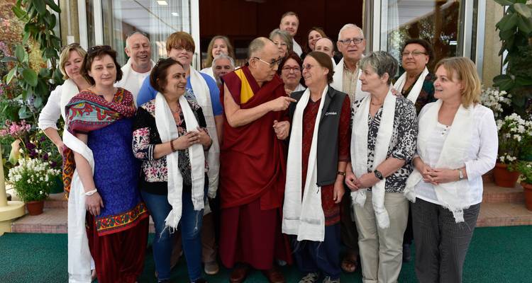 Foto de grupo con el líder espiritual y los turistas.