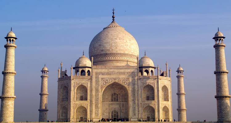 Close-up van de Taj Mahal met zijn iconische koepel en minaretten.