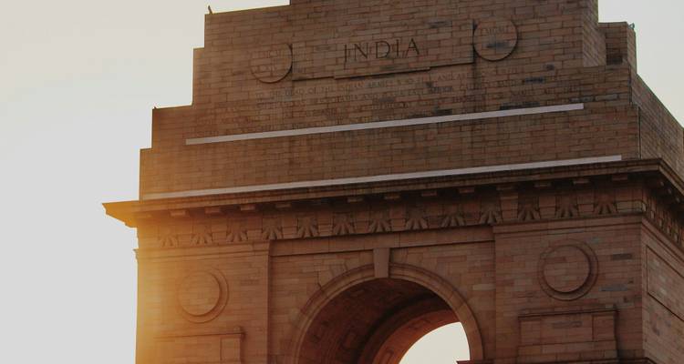 Primer plano del arco de arenisca de la Puerta de India iluminado por la luz del sol de la madrugada