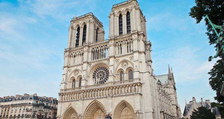 Façade de la cathédrale Notre-Dame sous un ciel dégagé.