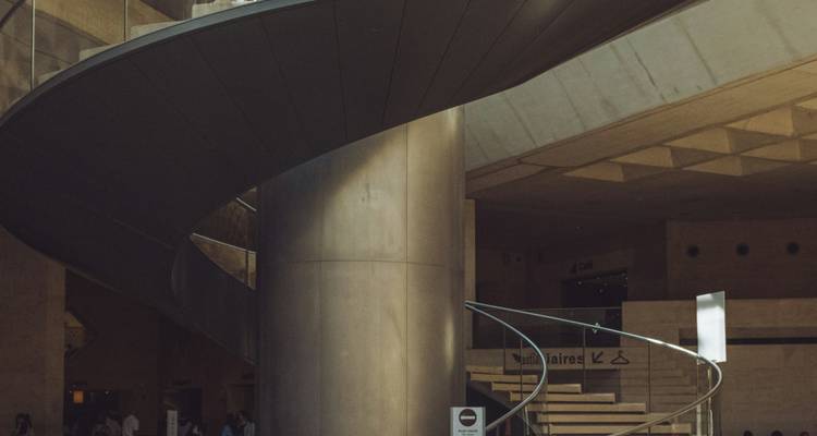 Escalier en colimaçon à l'intérieur d'un bâtiment moderne.