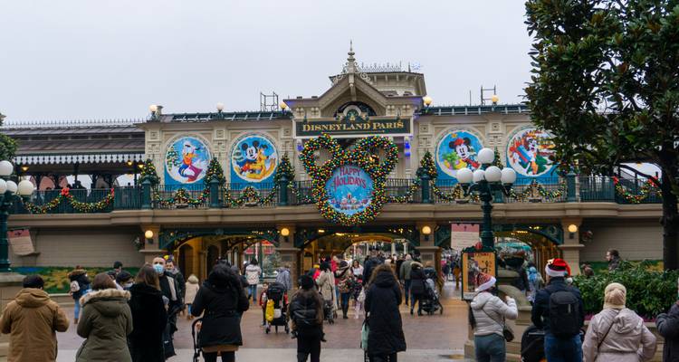 Entrée de Disneyland Paris décorée avec des thèmes de fêtes.