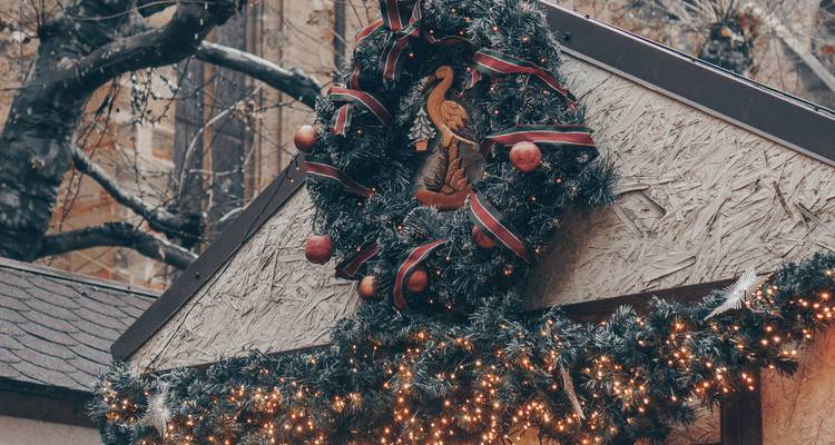 Couronne de Noël sur une façade de maison décorée.