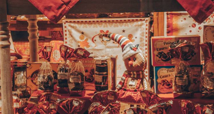 Un stand de marché festif avec des articles sur le thème de Noël.