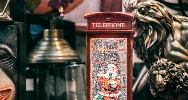 Une décoration de cabine téléphonique sur le thème de Noël.