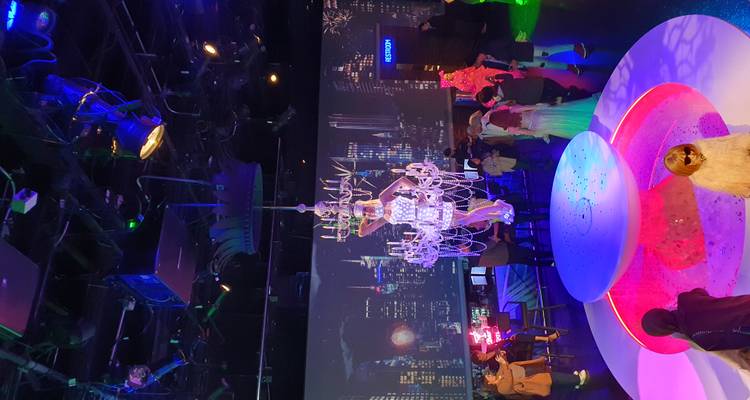 Intérieur de Madame Tussauds avec des figures de cire.